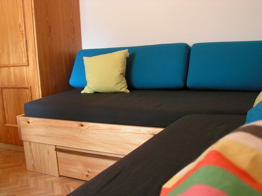 :Kleines Schlafzimmer mit Schrank und Eckschlaf-Betten (2m Länge)